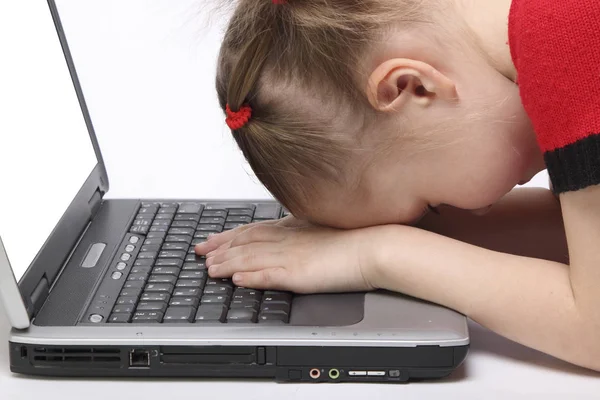 Flicka trött för att arbeta på laptop och lade mitt huvud på tangentbordet. isolerade vit bakgrund — Stockfoto