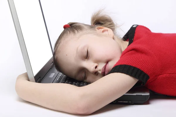 Flicka kramade den bärbara datorn och somnade. isolerade vit bakgrund — Stockfoto