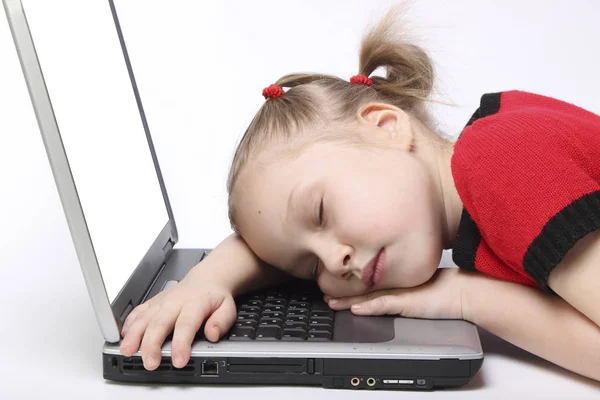 Dziewczyna był zmęczony i zasnął na laptopie. na białym tle — Zdjęcie stockowe