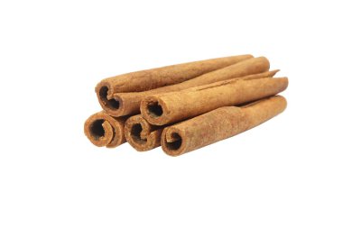 Tarçın çubuğu beyaz arkaplanda izole edildi