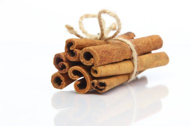 Beyaz arka plan üzerinde izole tarçın grup