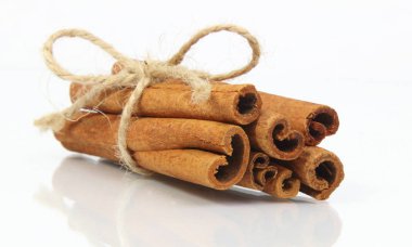 Beyaz arka plan üzerinde izole tarçın grup