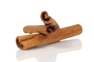 Tarçın çubuğu beyaz arkaplanda izole edildi