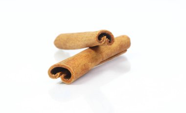 Tarçın çubuğu beyaz arkaplanda izole edildi