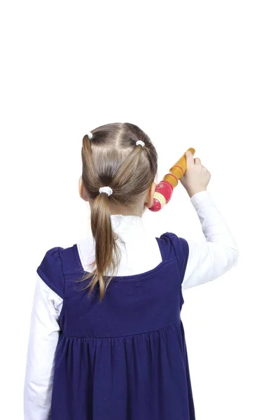 Маленькая девочка рисует карандаш на белом фоне — стоковое фото