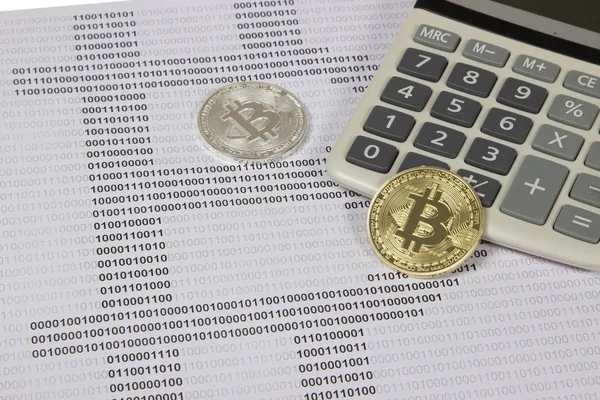 Altın ve gümüş bitcoin beyaz Hesap makinesinde yatıyor