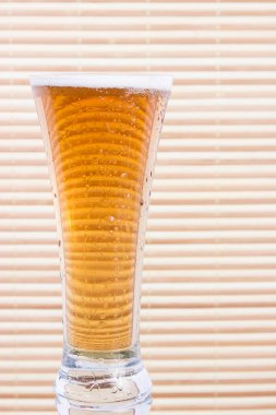 ahşap arka plan üzerinde light bira kupa