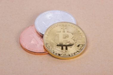 Altın gümüş ve Bronz sikke bitcoin