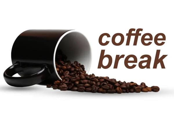 Kavrulmuş Kahve Çekirdekleri Siyah Bir Fincandan Beyaz Arka Planda Akar Stok Resim