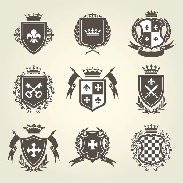 Лицарські щити та королівський герб встановлені — стоковий вектор