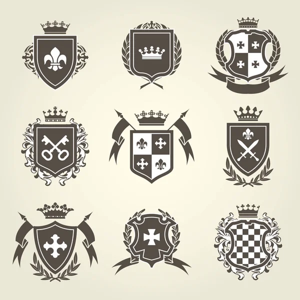 Escudos de cavaleiro e brasão real —  Vetores de Stock