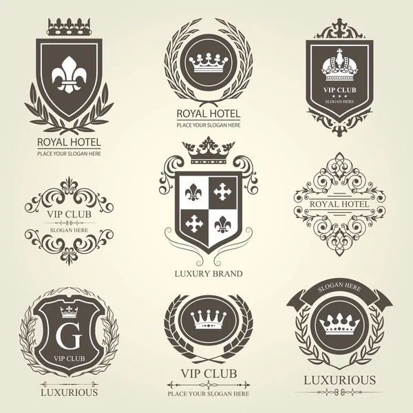 Lujosos emblemas heráldicos e insignias con escudos y coronas — Archivo Imágenes Vectoriales