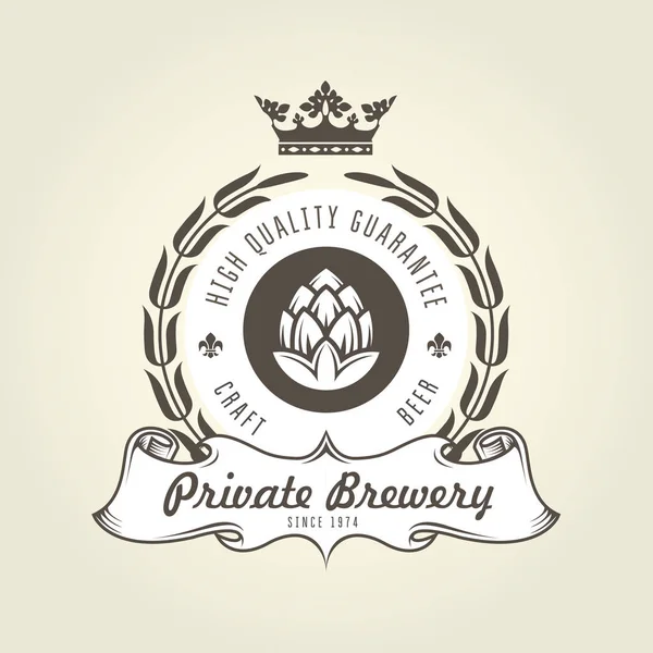 Logo della birra artigianale con luppolo emblema vintage della birreria privata — Vettoriale Stock