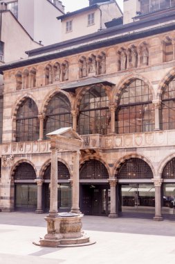 Milano Mercanti meydanında Ortaçağ çeşme