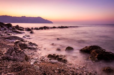 Taş ve gün batımında - doğa arka plan ipeksi dalgalar