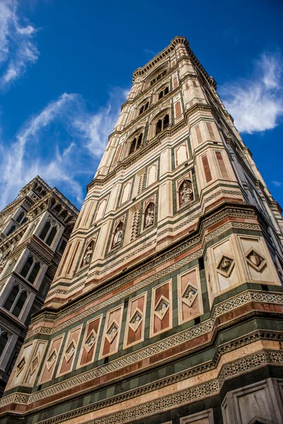 Дзвіницю Джотто поблизу купол Флоренції Санта-Марія-дель-Фьоре. — стокове фото
