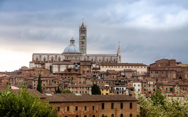 Panorama města Siena, Toskánsko, Itálie s krásnou kopulí Siena c — Stock fotografie