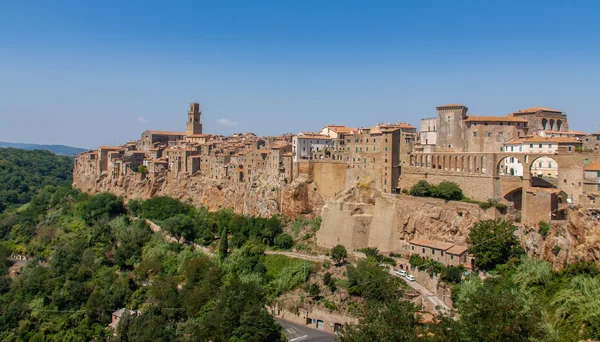 Pitigliano staat op een rots rots van tufsteen — Stockfoto