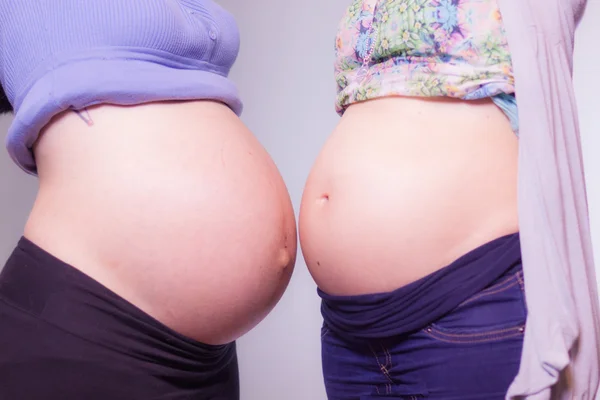 Due amiche incinte stanno aspettando che i loro figli mostrino la campana — Foto Stock