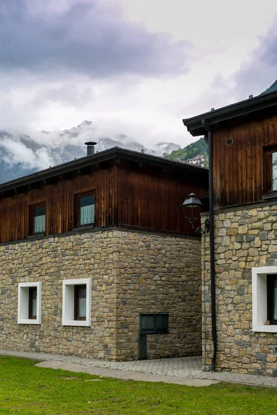 Mountain retreat in a cloudy scene — Stock Photo, Image