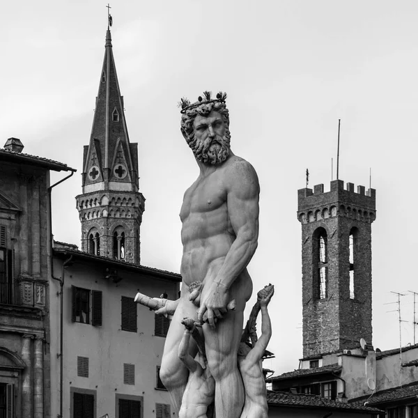 Statue of Neptune with towers and palace in background, Piazza d — Stock Photo, Image
