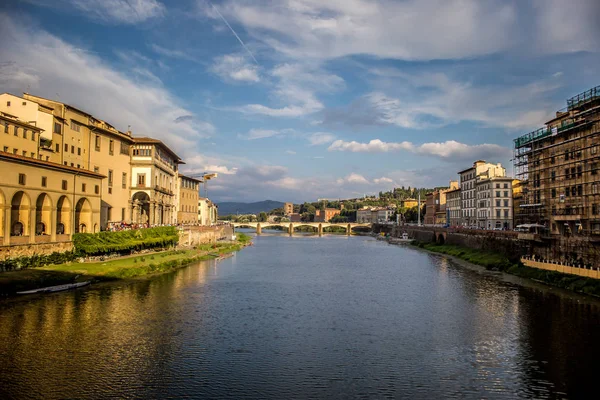 Řeky Arno a jeden z jeho mostu ve Florencii, Itálie — Stock fotografie