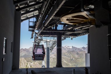 Teleferik Tonale içinde Presena'nın buzul geçmek, İtalya