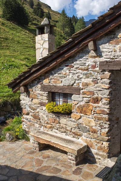 Πέτρινο σαλέ σε ένα μικροσκοπικό ορεινή χωριό. Υπόθεση di Viso - Ponte — Φωτογραφία Αρχείου