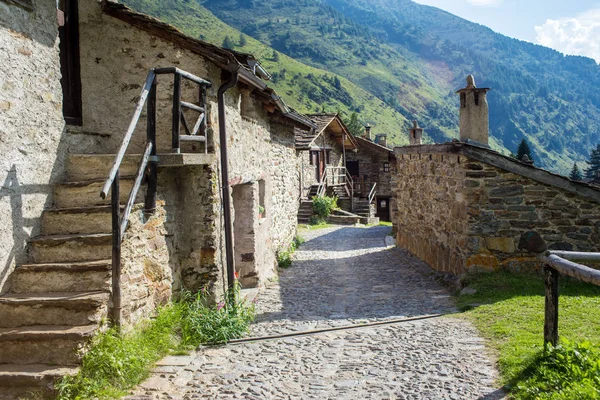 Taş chalets bir küçük mountaing köyde. Di Viso - Ponte durumda — Stok fotoğraf