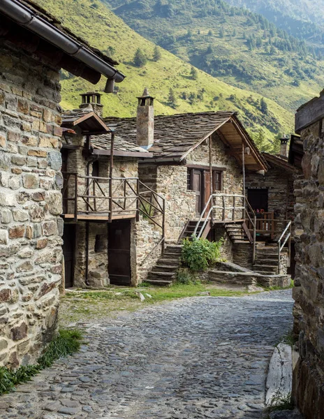 Taş chalets bir küçük mountaing köyde. Di Viso - Ponte durumda — Stok fotoğraf