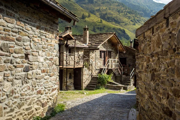 Taş chalets bir küçük mountaing köyde. Di Viso - Ponte durumda — Stok fotoğraf