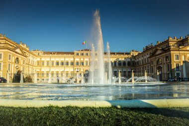 Bir winte buzlu çeşme önünde Villa Reale Monza, İtalya