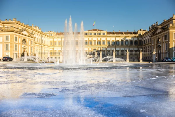 Bir winte buzlu çeşme önünde Villa Reale Monza, İtalya