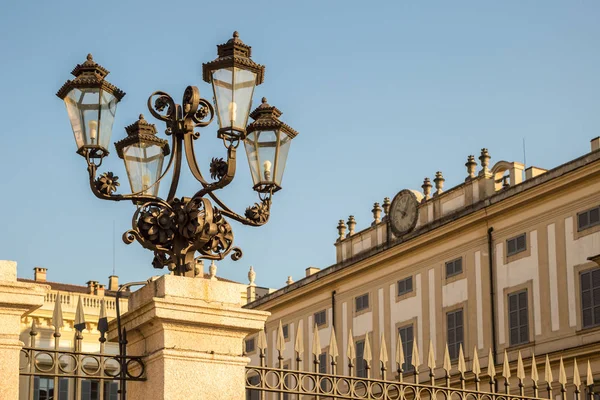 Lámpara en frente de Villa Reale de Monza, cerca de Milán — Foto de Stock