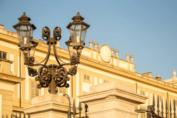 Villa Reale Monza, Milan yakınındaki önünde sokak lambası