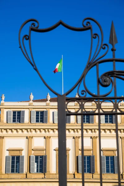 Bandera de Italia sobre la Villa Reale de Monza, Italia — Foto de Stock