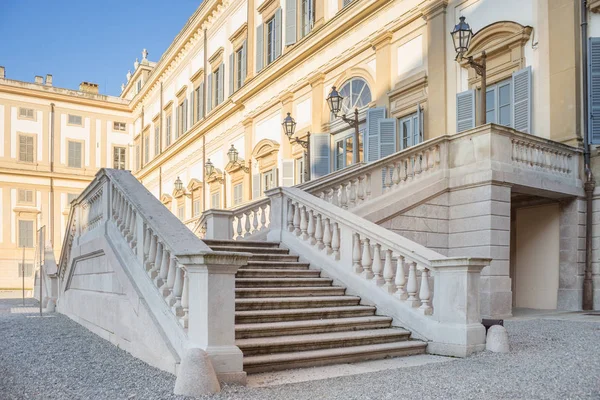 Escaleras de mármol en la entrada de Villa Reale de Monza, Italia — Foto de Stock