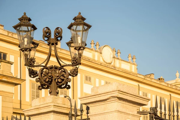 Lantaarnpaal voor Villa Reale provincie Monza, in de buurt van Milaan Rechtenvrije Stockfoto's
