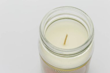 Bir cam kavanoza beyaz mum