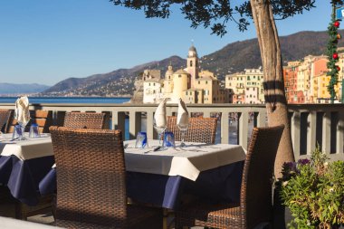 İtalyan restoranında Ge çevre Camogli Bay önünde masayı
