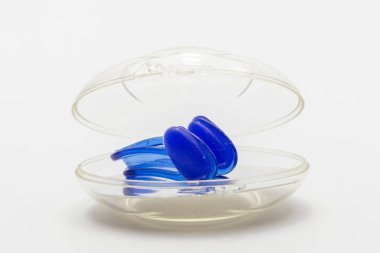 Beyaz arka plan üzerinde yüzme havuzu için burun kıskacı