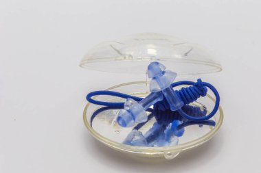 Beyaz arka plan üzerinde yüzme havuzu için kulak tıkacı