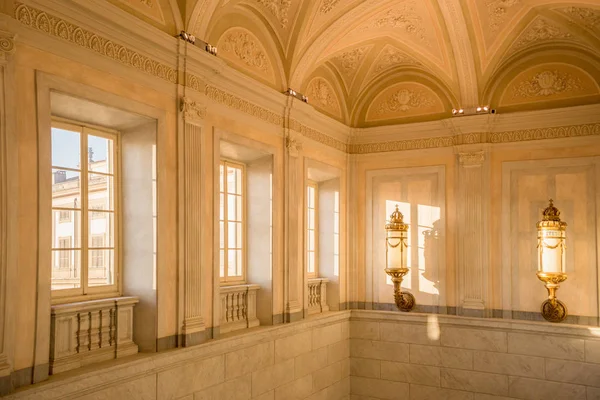 Windows ve mermer duvarlar enlighted, Villa Reale Monza Güneş'ten. çevre Milan. İtalya. Ocak 2016