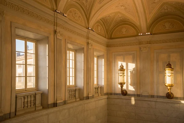 Ramen en marmeren muren verlichte van zon in Villa Reale van Mo Stockfoto