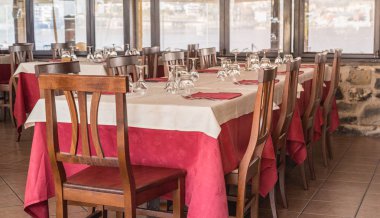 Kırmızı ve beyaz elbise ile ayarla tablo