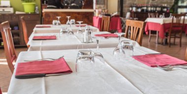 Kırmızı ve beyaz elbise ile ayarla tablo