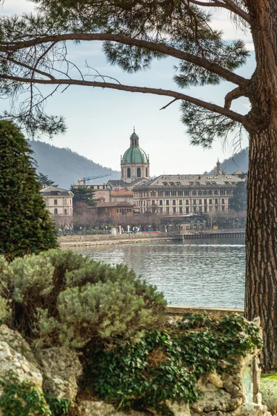 Romantica veduta del paesaggio urbano di Como, incorniciato da un giardino — Foto Stock