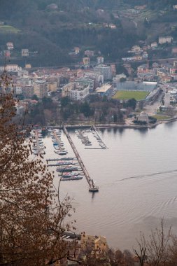 Dalları tarafından çerçeveli havadan görünümü Como bağlantı noktası '