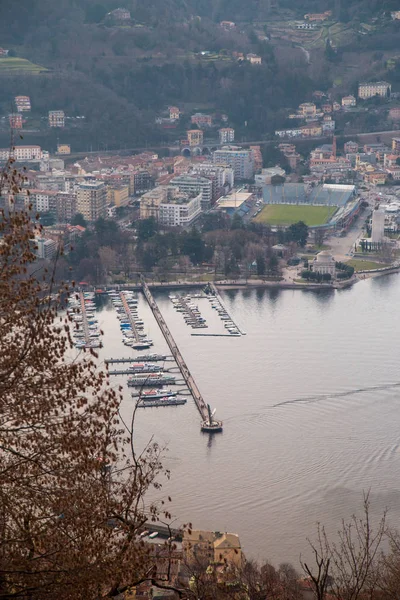 Vista aérea no porto de Como, emoldurado por ramos — Fotografia de Stock