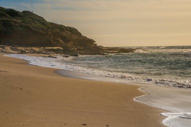Dalgalar wets Gutturu ve Flumini'nın Beach'de bir kış günü.